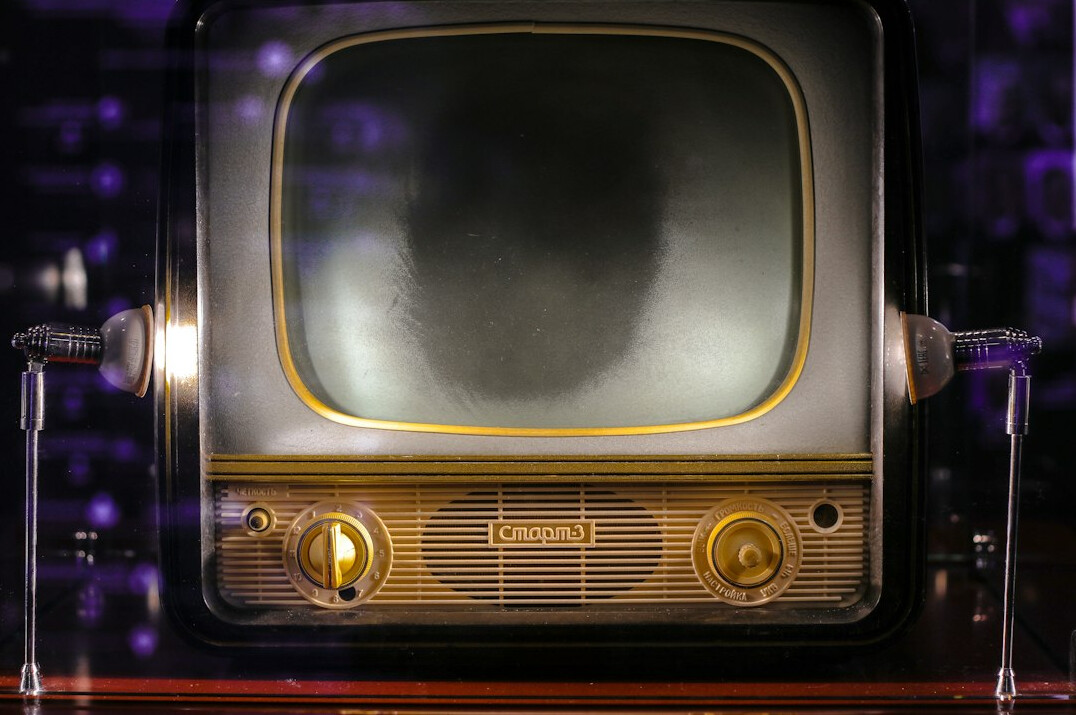 Gespannen live tv-interview met ongemakkelijke gast
