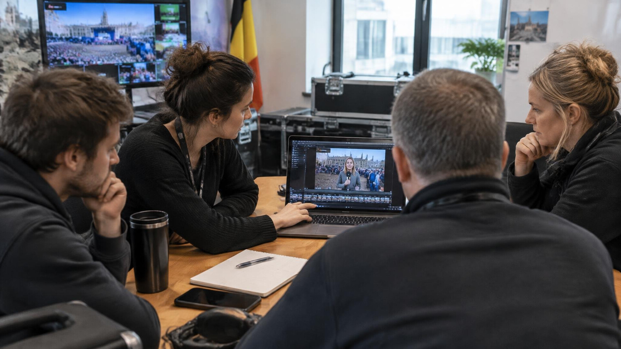 Productieteam evalueert de uitzending na afloop