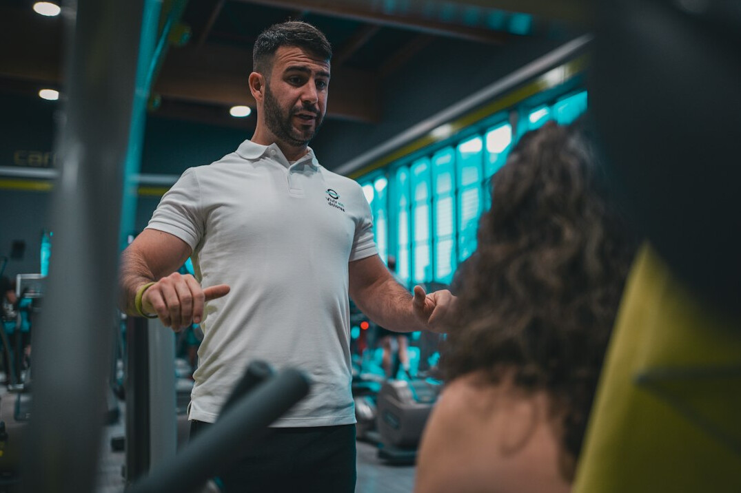 Presentator oefent interviewtechnieken met een trainer